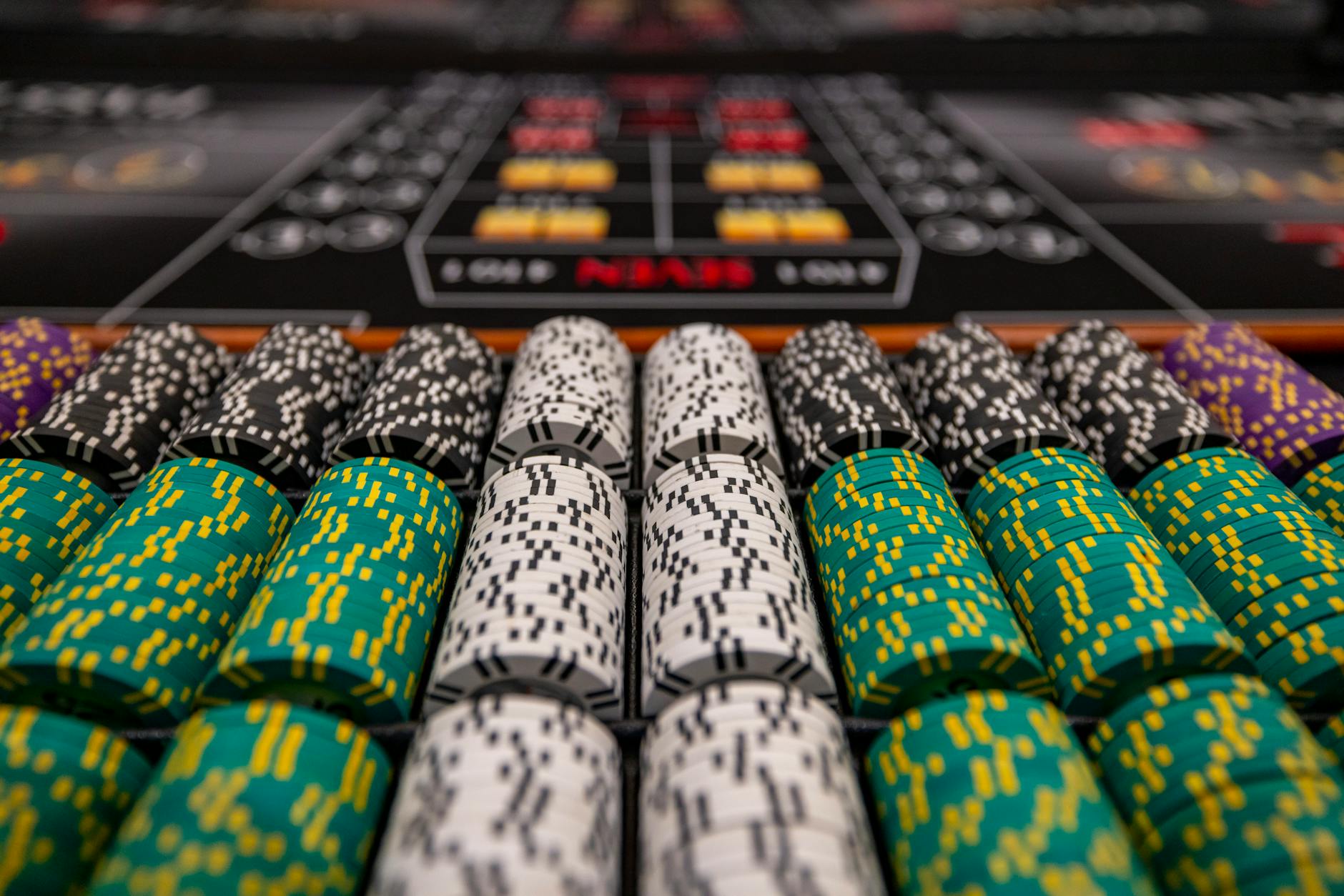 Người chơi baccarat theo dõi ngân sách và chip trước khi đặt cược