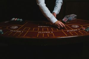 Bàn blackjack với bài người chơi và lá bài ngửa của nhà cái