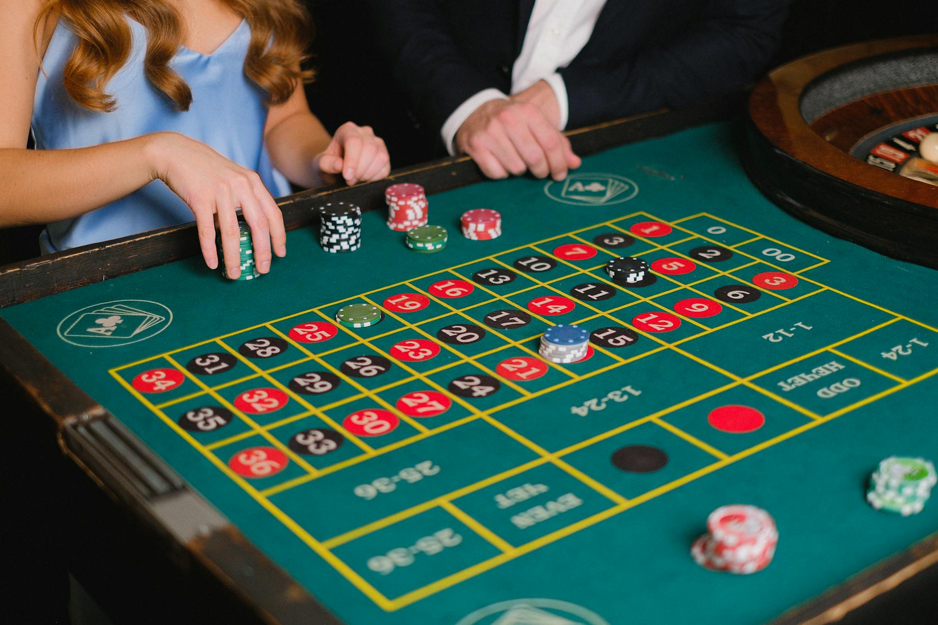 Bàn roulette live casino đang quay bóng trong môi trường trực tuyến