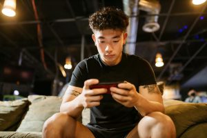 Người chơi dùng tính năng khóa mục tiêu khi bắn cá trên điện thoại