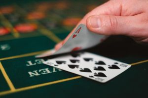 Bộ bài xì dách trên bàn chơi với các lá bài được lật rõ điểm