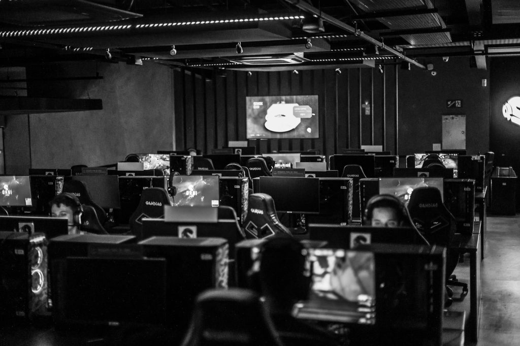 Người chơi đang phân tích trận Dota 2 eSports trên màn hình máy tính