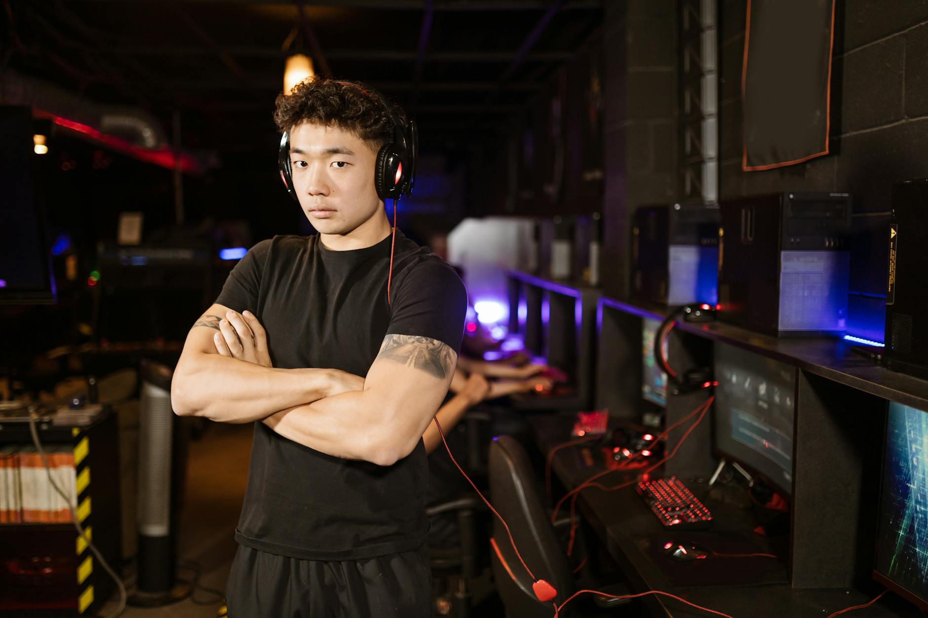Khung cảnh một trận đấu e-sport chuyên nghiệp với sân khấu sáng rõ và khán giả theo dõi