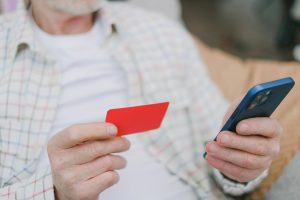 Người chơi kiểm tra kết quả xổ số online trên điện thoại trong không gian riêng tư