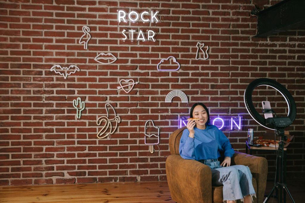 Người dùng xem livestream trên điện thoại với kết nối ổn định