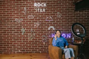 Người dùng kiểm tra livestream trên điện thoại và máy tính bảng